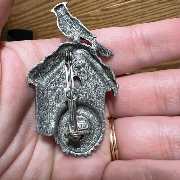 Vintage JJ Jonette Winter Snow Cardinal Birdhouse Brooch Pin Jewelry Wreath Bird - Picture 4 of 6